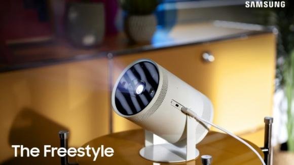 The Freestyle: da Samsung il proiettore smart che sembra un faretto outdoor