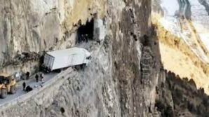 Cina, tir rimane sospeso per 3 giorni su una scogliera: tutta colpa del Gps