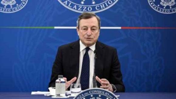 Mario Draghi in conferenza stampa: "Se siamo in difficoltà è colpa dei non vaccinati"