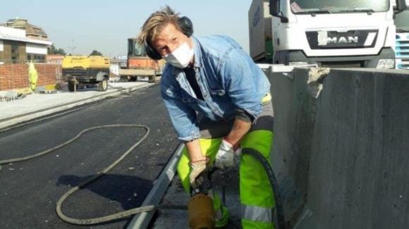 Incidente sul lavoro a Milano: l’operaio Luigi Rinaldi viene colpito in testa da un escavatore e muore