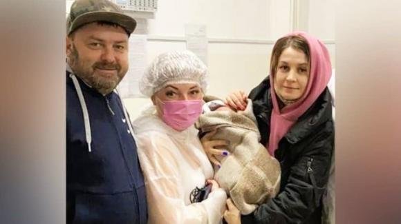 Siberia, cinque adolescenti trovano e salvano una neonata abbandonata a -20°