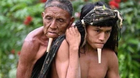 Brasile: Brasile: indigeno porta in spalla suo padre a vaccinarsi camminando 12 ore nella foresta Amazzonica
