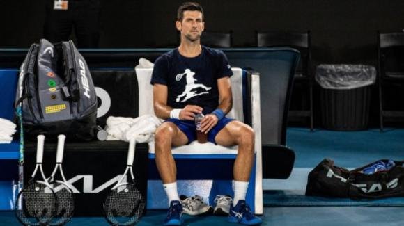 Australian Open, Djokovic espulso dal Paese: non giocherà il primo Slam stagionale