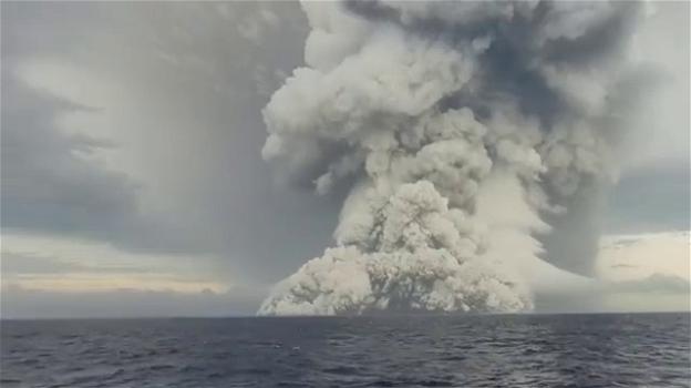 Tonga, erutta un vulcano sottomarino: mini-tsunami sulla costa e comunicazione interrotte