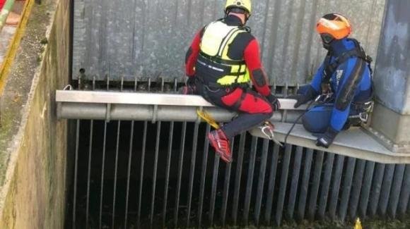 Milano, trovato un cadavere nelle griglie di una centrale idroelettrica: il corpo è di una 32enne