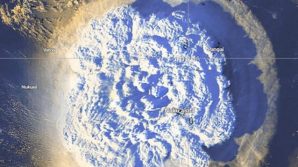 Tonga, dopo l’eruzione del vulcano sottomarino è emergenza: manca anche l’acqua potabile