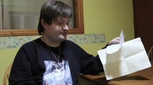 Testimone di Geova cacciato di casa perché gay. I genitori smentiscono, ma lui conferma