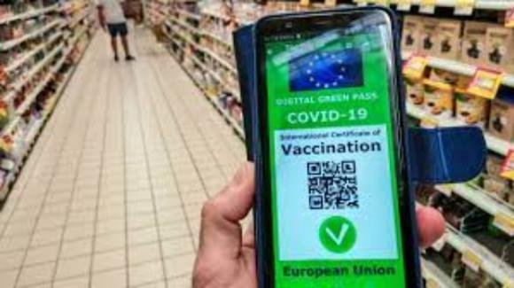 Covid-19, dall’1 febbraio i no-vax potranno andare soltanto al supermercato o in farmacia