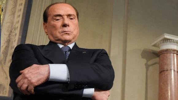 Silvio Berlusconi pensa di ritirarsi dalla corsa al Colle, tra paura di una disfatta e lo spauracchio di Mario Draghi