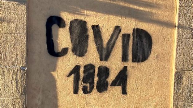 Firenze, scritte negazioniste sul Covid sui muri di alcuni edifici nel centro storico: "Covid 1984"