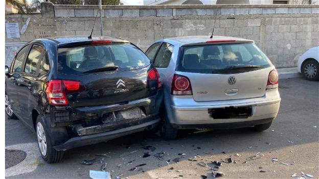 Brindisi, auto trovata sfondata al rione Sciaia: indaga la Polizia Locale