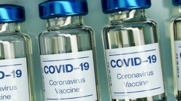 Covid-19, scienziati cinesi avevano lanciato l’allarme nel 2021 circa gli effetti avversi dei vaccini