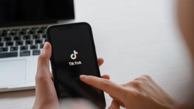 Pakistan, gira un video su Tiktok e parte un colpo dall’arma che ha in mano: muore 14enne