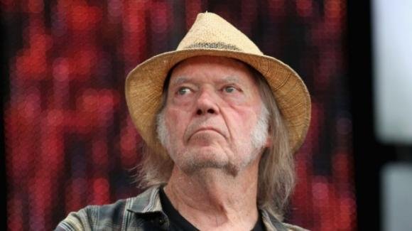 Neil Young decide di togliere la sua musica da Spotify a seguito di un podcast Novax