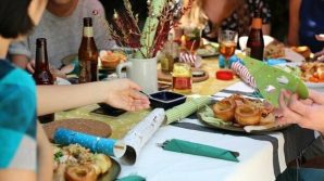Venezia, ha i figli positivi al Sars-CoV-2 e organizza Covid party: