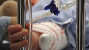 Genitori no-vax rifiutano una emotrasfusione per il loro bambino da donatori vaccinati contro il Covid