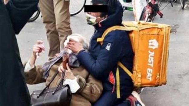 Milano, anziana cade in strada: un rider resta con lei fino all’arrivo dei soccorsi