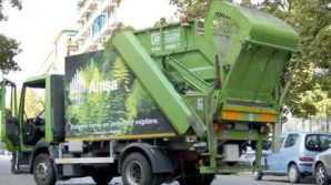 Milano, si ferisce con un coltello conficcato nel sedile del camion: donna grave in ospedale