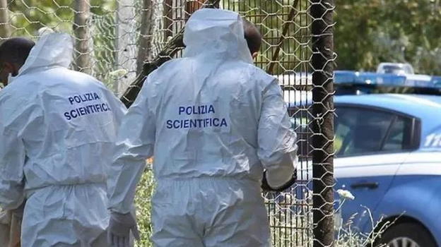 Piombino, tragedia della solitudine: 63enne muore davanti casa e il suo corpo viene ritrovato dopo 4 giorni