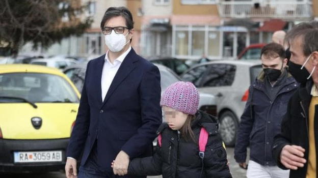 Macedonia, bimba down bullizzata: il Presidente la accompagna davanti alla scuola