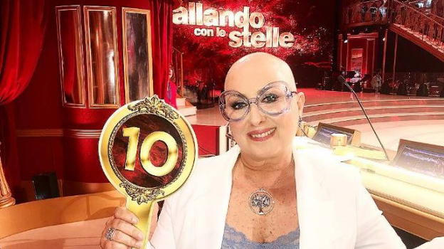 La giudice di ‘Ballando con le Stelle’ Carolyn Smith ha interrotto la chemio, ha confessato di avere paura