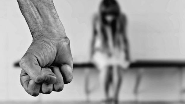 Pescara, segregata in casa dal marito riesce a fuggire: la polizia è sulle tracce dell’uomo