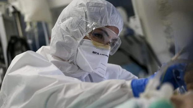 Roma, follia al San Camillo: no vax rifiuta le cure e prende a calci in testa l’infermiera