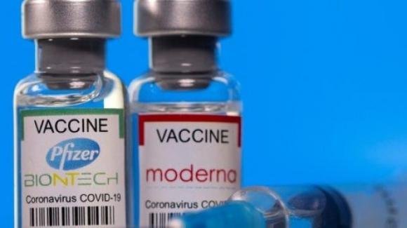 Nei vaccinati contro il Covid con Pfizer e Moderna è basso il rischio di contrarre miocarditi e pericarditi