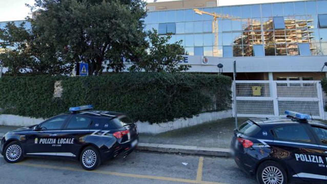 Bari, agente della Polizia Locale si suicida nel comando di Japigia