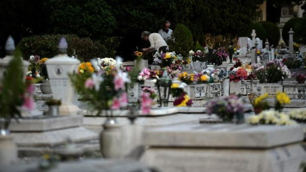 Tragedia a Bergamo: donna muore di infarto sulla tomba del marito nel giorno di San Valentino