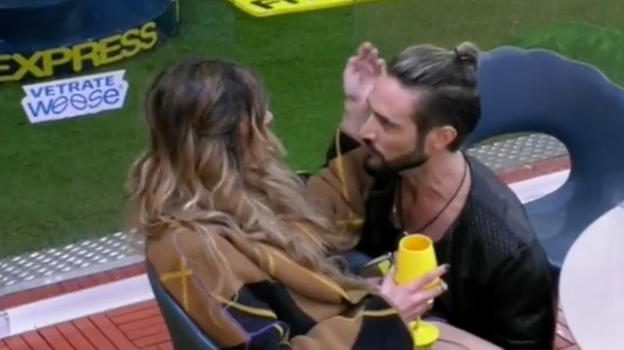 GF Vip, Alex Belli in ginocchio davanti a Soleil ma Delia scatta: "Non toccarla! Non me l’avevi detto"