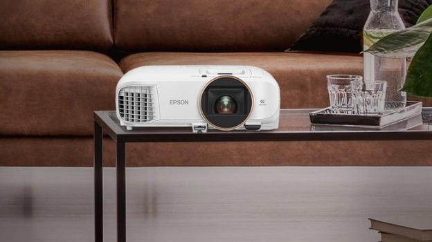 Epson alza sipario sul proiettore EH-TW5825 con risoluzione FullHD