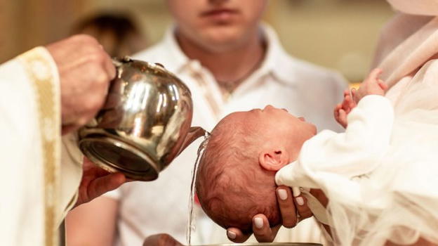 USA, sacerdote sbaglia la formula del battesimo per 26 anni: migliaia di sacramenti non validi