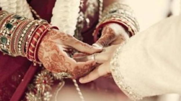 India, durante le nozze una lastra cede e cadono in un pozzo: morte 13 donne