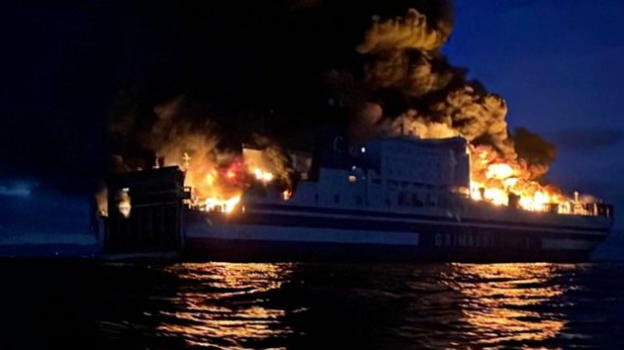 Grecia, va a fuoco un traghetto diretto in Italia: tutti salvi, passeggeri e membri dell’equipaggio