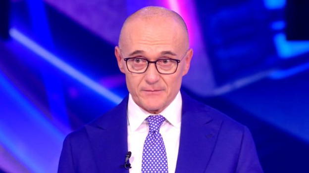GF Vip, un uomo fa irruzione in studio: l’identità del disturbatore
