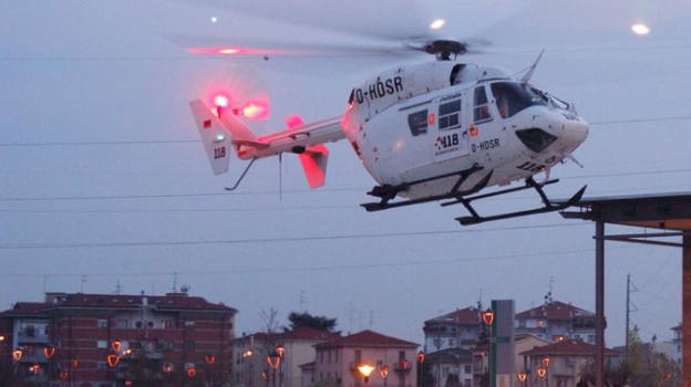 Pavia, bimba cade dal lettone e muore