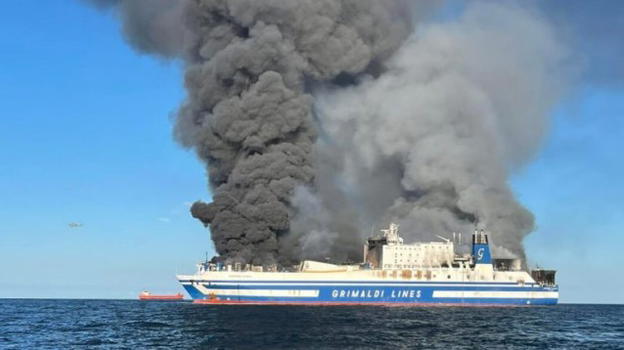 Grecia, ci sono ancora fiamme sul traghetto della Grimaldi Lines andato a fuoco ieri