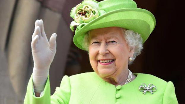 UK, la Regina Elisabetta non sta di nuovo bene: soffre di una leggera rigidità motoria