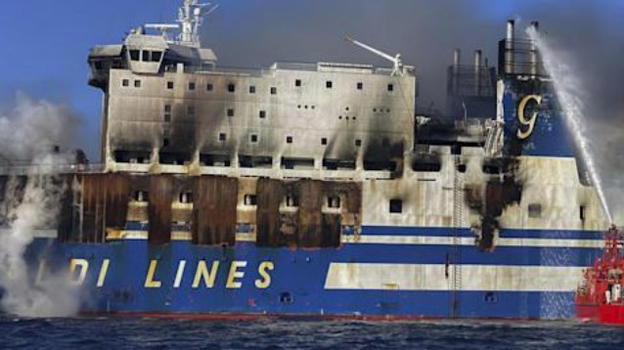 Grecia, trovata la prima vittima all’interno della nave andata a fuoco al largo di Corfù