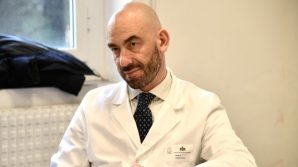 Genova, Matteo Bassetti insultato e minacciato in centro dai No-Vax: era assieme alla moglie