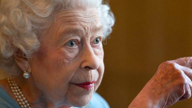 La Regina Elisabetta è positiva al Covid: come sta la monarca 95enne