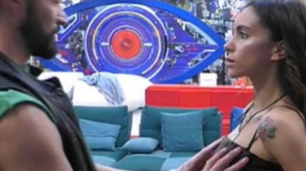 GF Vip, Alex Belli bacia Jessica Selassié: colpo di scena nella casa