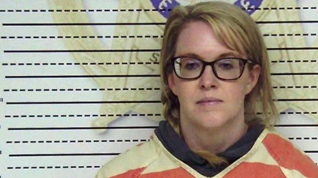 Orrore in USA, 38enne fa sesso con 9 studenti in cambio di sigarette elettroniche: è già libera