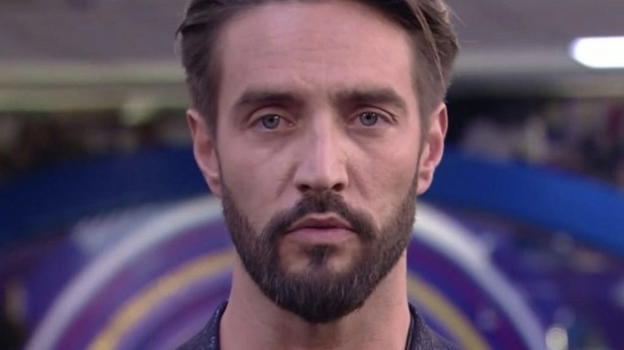 GF Vip, Alex Belli lascia definitivamente la casa. Signorini: "Scaduto come lo yogurt"