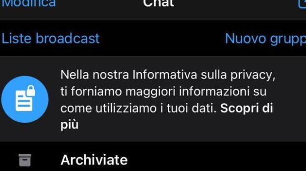 WhatsApp: retromarcia su Android nella fotocamera in-app, messaggio informativo policy