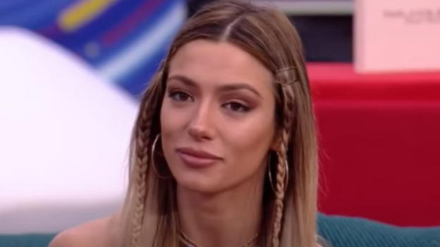 GF Vip, la rivelazione di Soleil: "Non starei mai in mezzo a una coppia, ma più volte ho baciato una ragazza"