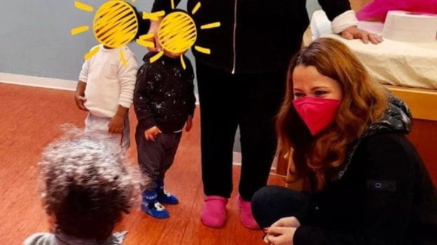 Roma, bimba di 2 anni ha il Covid e i suoi genitori sono contagiati: le maestre se ne prendono cura