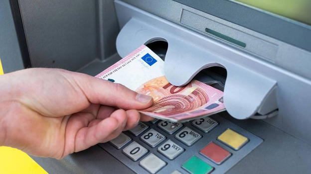 Bancomat e prelievi, a breve il costo delle commissioni aumenterà