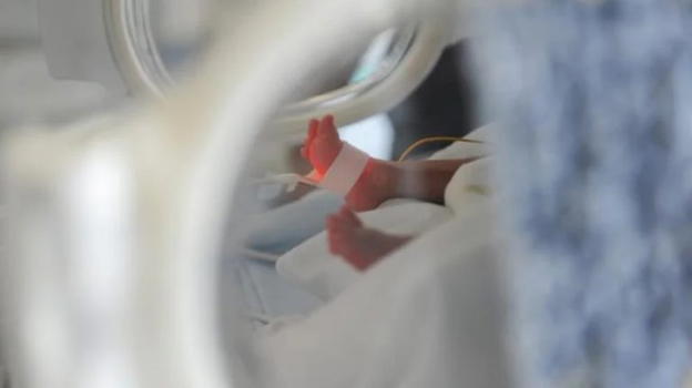 Bergamo, scambio di neonati in culla: genitori sotto choc dopo il clamoroso errore